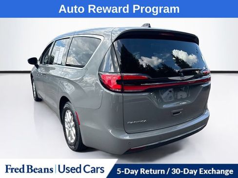 Used 2023 Chrysler Pacifica Touring-L FWD image 7