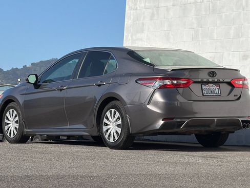Used 2018 Toyota Camry SE w/ Moonroof Package FWD image 6
