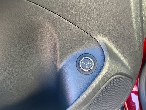 Used 2025 Buick Encore GX Sport Touring image 9