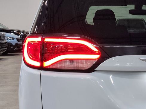 Used 2018 Chrysler Pacifica Touring Plus FWD image 20