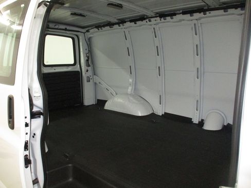 New 2026 GMC Savana 3500 RWD image 7