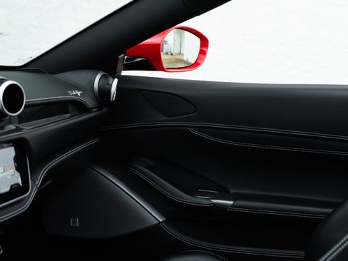 Used 2019 Ferrari Portofino image 38