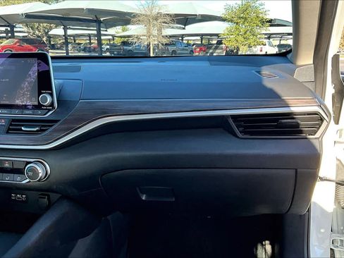 Used 2025 Nissan Altima 2.5 SV image 18