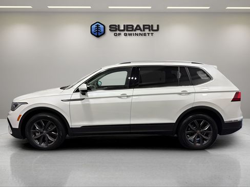 Used 2023 Volkswagen Tiguan SE w/ Panoramic Sunroof Package FWD image 2