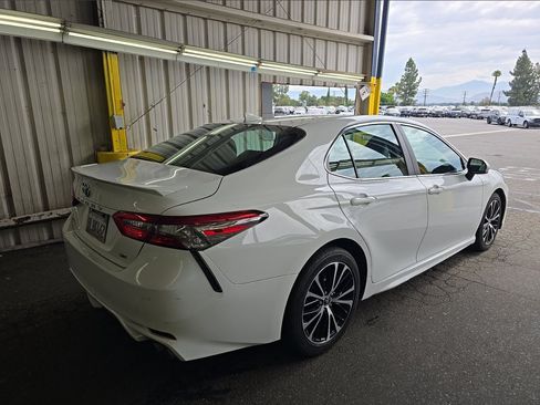 Used 2019 Toyota Camry SE w/ Carpet Mat Package FWD image 4