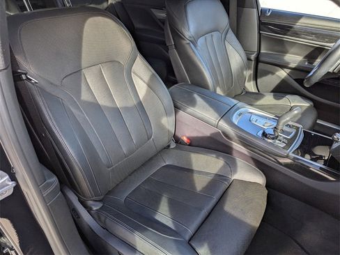 Used 2019 BMW 740i image 24