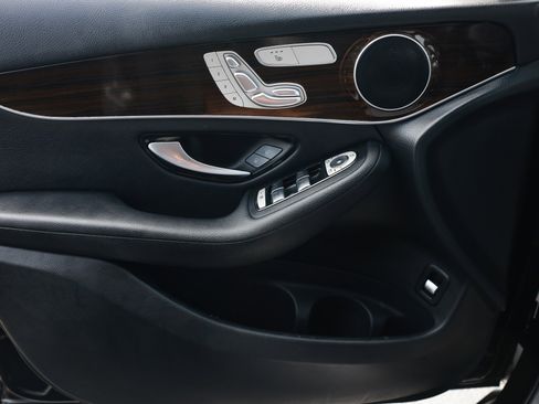 Used 2019 Mercedes-Benz GLC 300 w/ Premium Package image 43