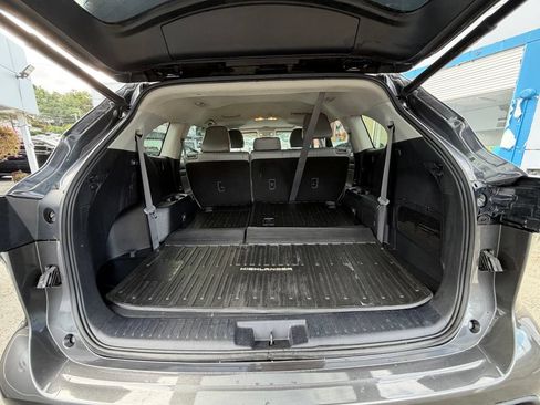 Used 2022 Toyota Highlander XLE AWD/4WD image 11