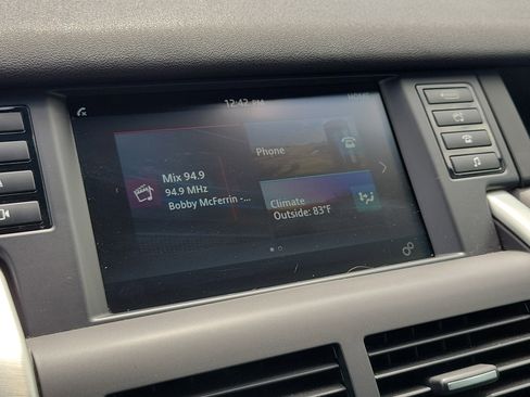 Used 2017 Land Rover Discovery Sport SE image 28