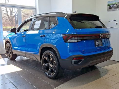 Used 2025 Volkswagen Taos SE AWD/4WD image 2
