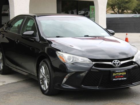 Used 2017 Toyota Camry SE FWD image 3