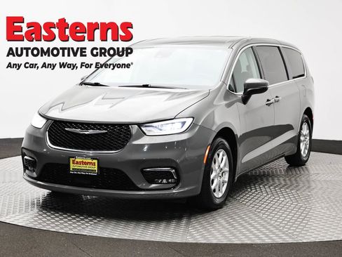 Used 2023 Chrysler Pacifica Touring-L FWD image 1