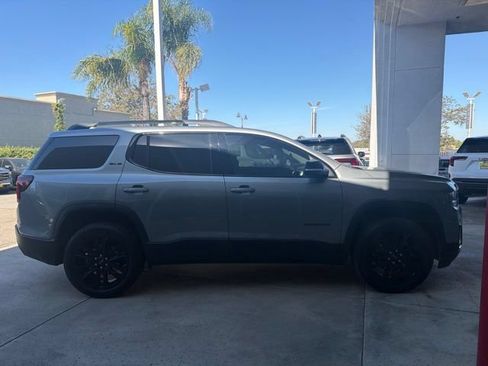 Used 2023 GMC Acadia SLE w/ Driver Convenience Package FWD image 4