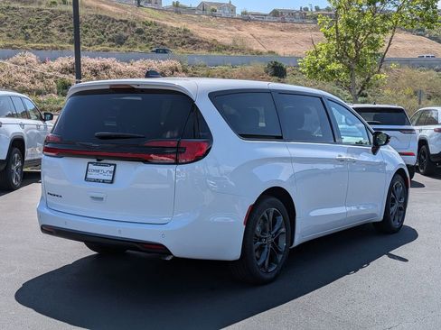 New 2026 Chrysler Pacifica Select image 5