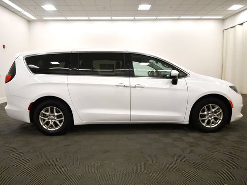 Used 2022 Chrysler Voyager LX FWD image 9