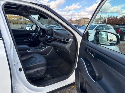 Used 2022 Toyota Highlander XLE image 7