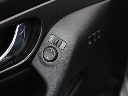 Used 2020 Nissan Rogue SV w/ Premium Package image 13