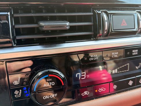 Used 2022 Nissan Pathfinder Platinum w/ Cargo Package image 9