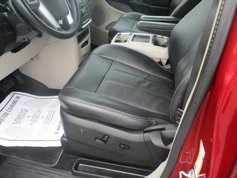 Used 2013 Chrysler Town & Country Touring FWD image 7