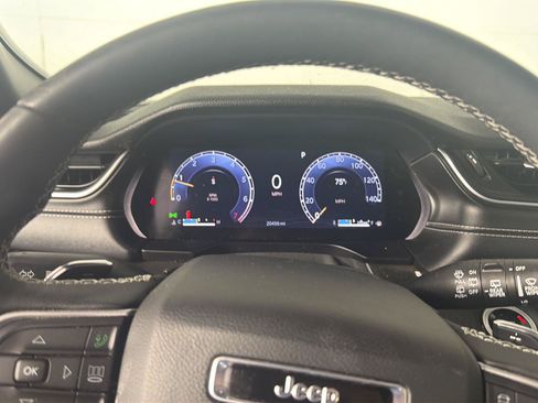 Used 2024 Jeep Grand Cherokee Laredo X w/ Luxury Tech Group I AWD/4WD image 7