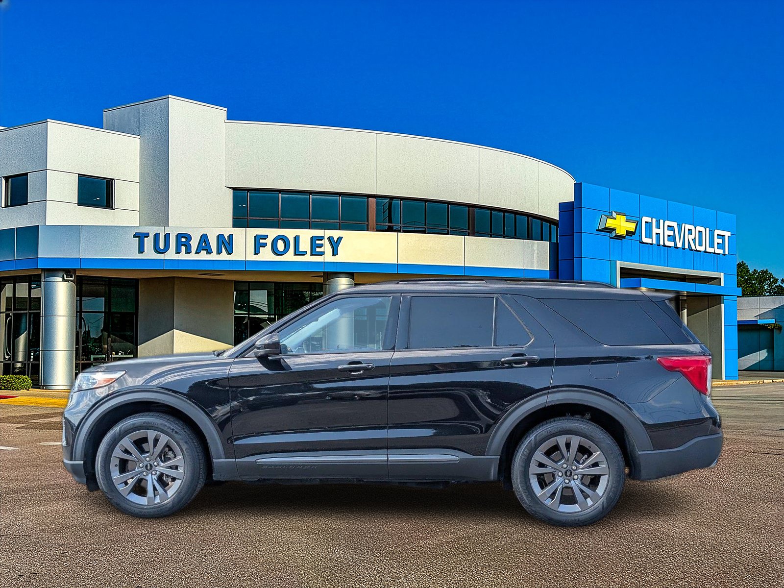 Used 2024 Ford Explorer XLT w/ Equipment Group 202A AWD/4WD image 2