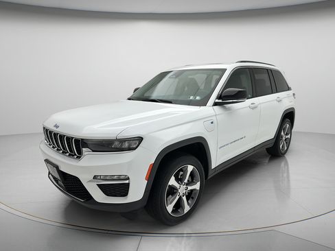 Used 2023 Jeep Grand Cherokee 4WD 4xe image 3