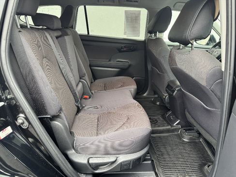 Used 2023 Toyota Highlander LE image 12