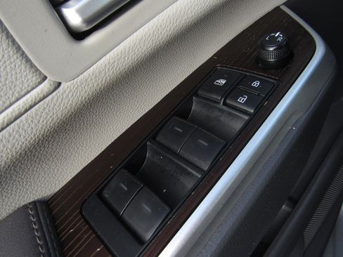 Used 2024 Toyota Sienna XLE image 23