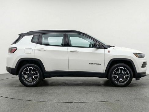 Used 2025 Jeep Compass Trailhawk image 11