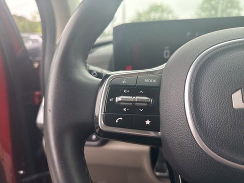Used 2025 Kia Carnival FWD image 9