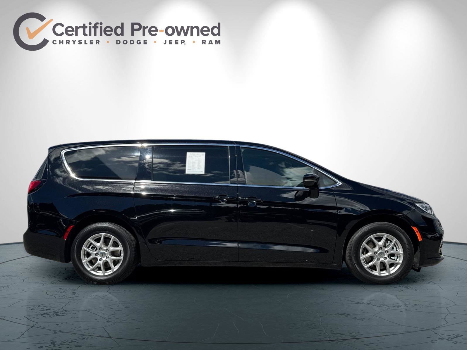 Certified 2025 Chrysler Pacifica Select FWD image 3