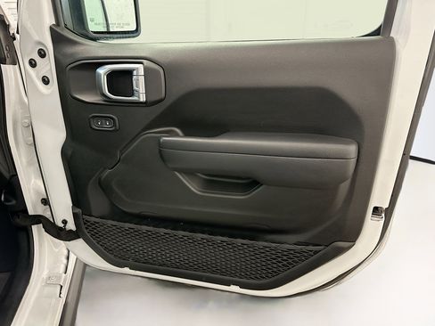 Used 2025 Jeep Wrangler Unlimited Rubicon image 32