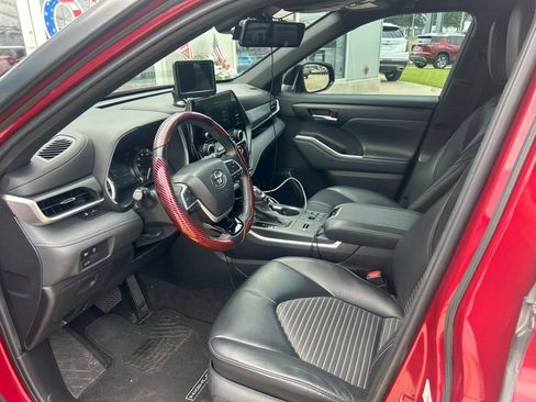 Used 2023 Toyota Highlander XSE FWD image 3
