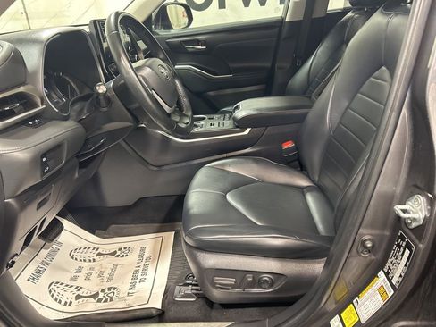 Used 2022 Toyota Highlander XLE image 25