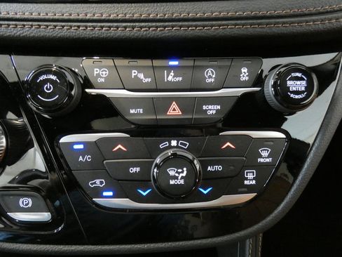 Used 2024 Chrysler Pacifica Pinnacle FWD image 19