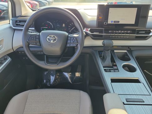 Used 2025 Toyota Sienna LE FWD image 10