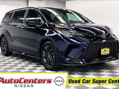Used 2025 Toyota Sienna XSE FWD image 1