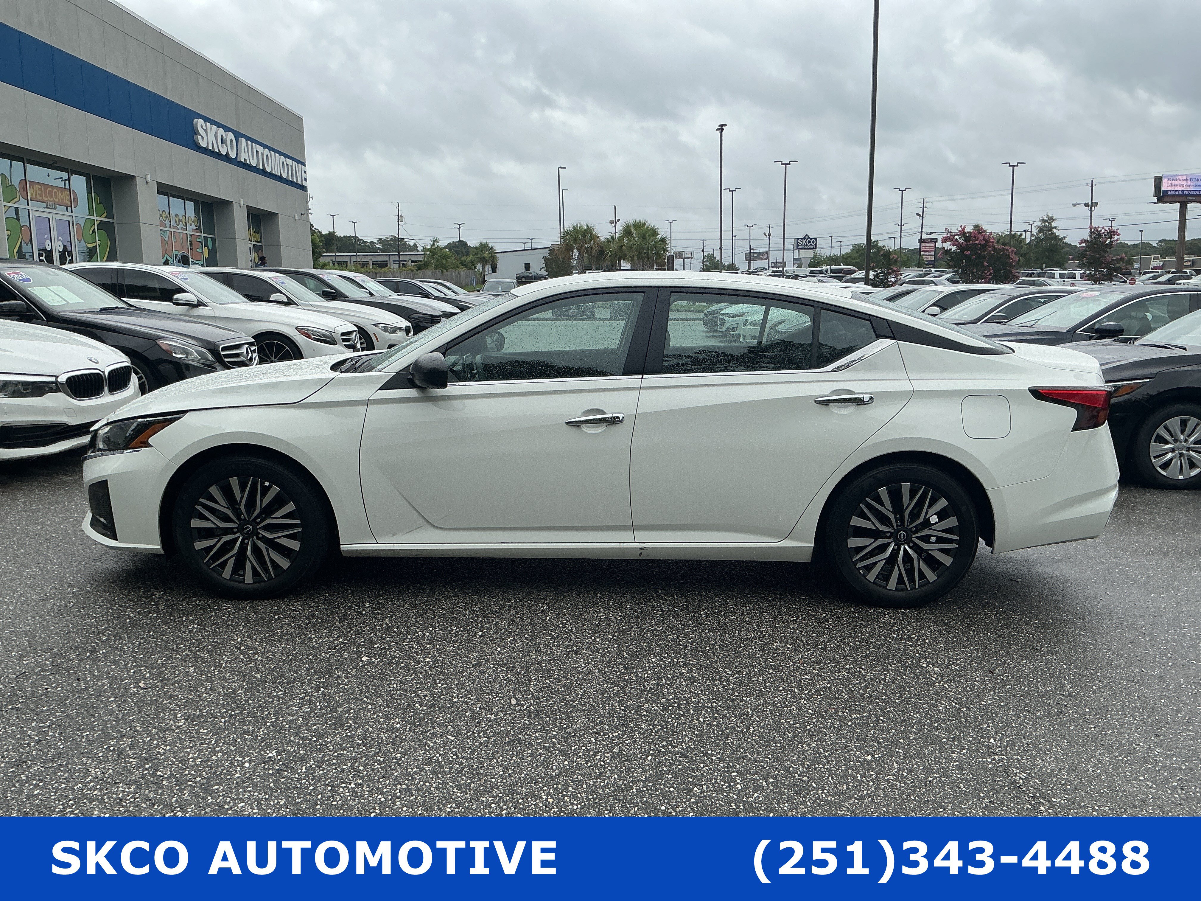 Used 2025 Nissan Altima 2.5 SV FWD image 2