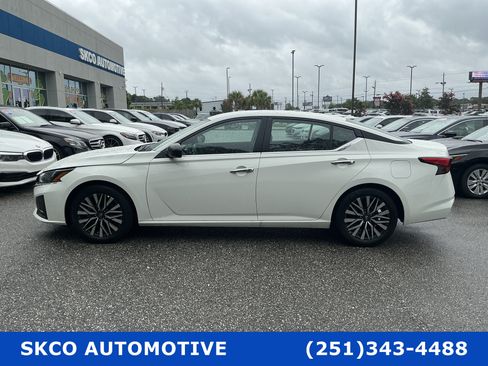 Used 2025 Nissan Altima 2.5 SV FWD image 2
