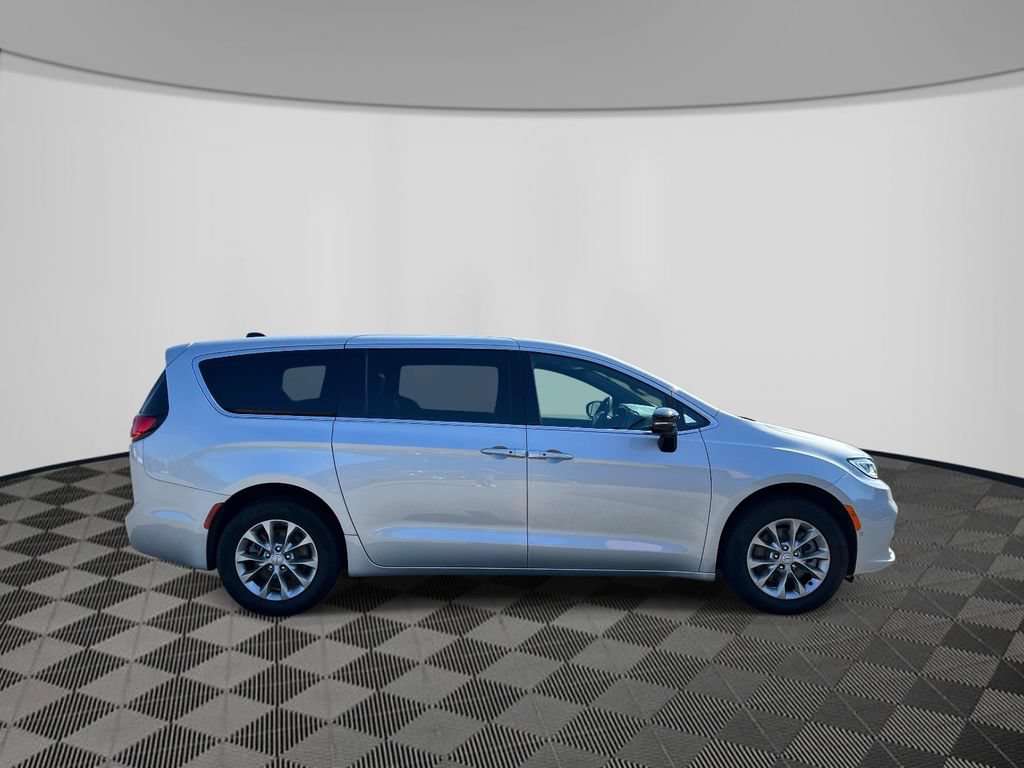 Used 2026 Chrysler Pacifica Select AWD/4WD image 6
