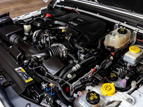 Used 2021 Jeep Wrangler Unlimited Sahara image 38