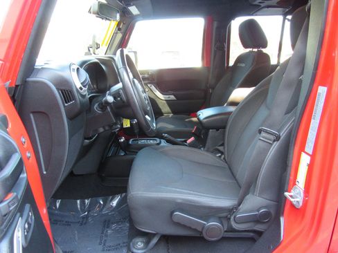 Used 2017 Jeep Wrangler Unlimited Sahara w/ Connectivity Group image 12