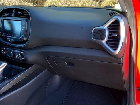 Used 2022 Kia Soul LX image 17