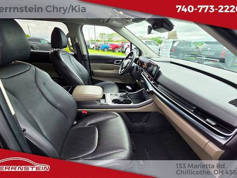 Used 2025 Kia Carnival FWD image 27
