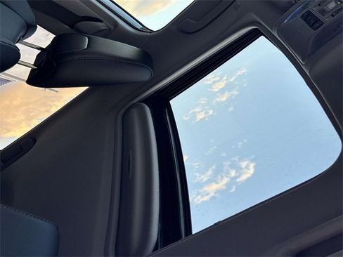 Used 2023 Toyota RAV4 XLE Premium image 9