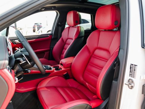 New 2026 Porsche Macan GTS image 5