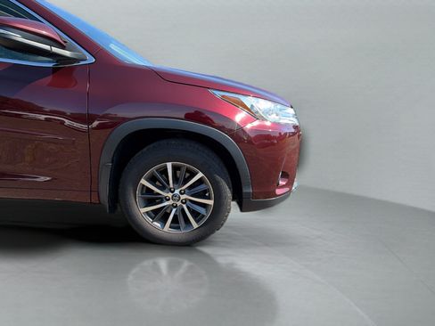 Used 2017 Toyota Highlander XLE AWD/4WD image 32