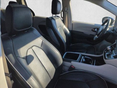 Used 2024 Chrysler Pacifica Limited image 23