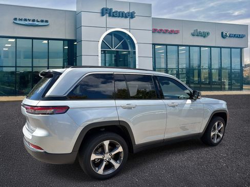 Used 2025 Jeep Grand Cherokee Limited w/ Luxury Tech Group II AWD/4WD image 2