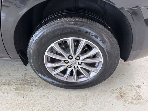 Used 2023 Buick Enclave Essence image 7